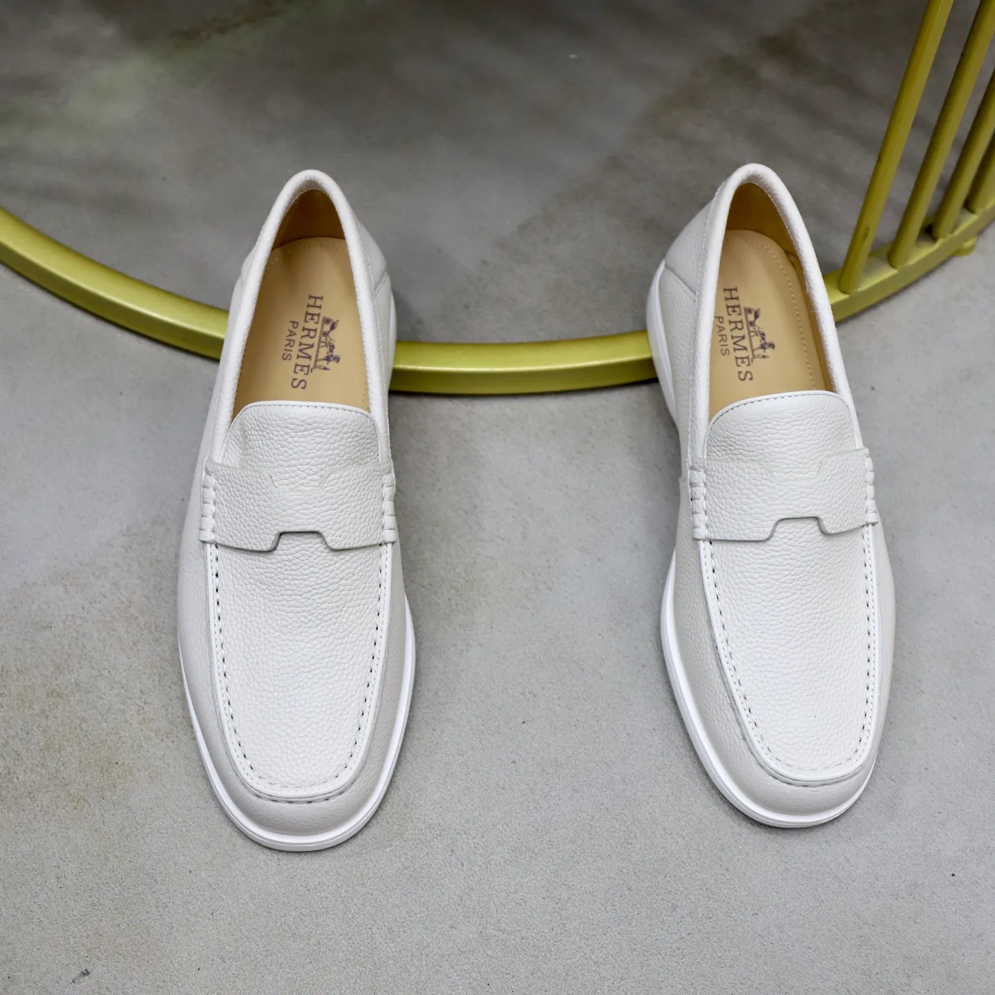 Ex-factory price: 560💰Hermès/Hermès slip-on men's shoes. This shoe is made of imported pebbled cowhide. It has simple and smooth lines and is combined with aerodynamically designed 3CM rubber foam ultra-light soles! Youthful and fashionable, classic H-shaped hardware buckle decoration, calf lining gently wraps the feet, with logo cowhide feet, casual and urban style, highlighting youthful vitality, sports and leisure version, super versatile, code number: 38-39-40-41-42-43-44 standard leather shoe size (45 can be customized but does not support returns)